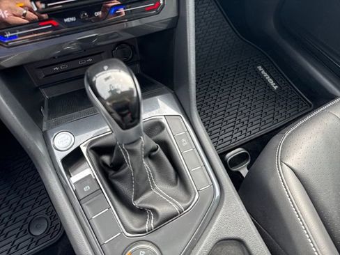 Used 2024 Volkswagen Tiguan SE w/ Panoramic Sunroof Package image 27