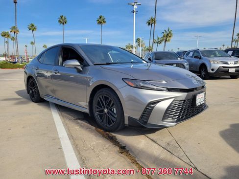 Certified 2025 Toyota Camry SE image 2