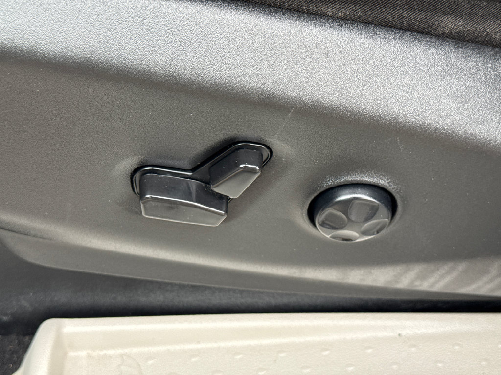 Used 2023 Chrysler Pacifica Touring-L FWD image 25