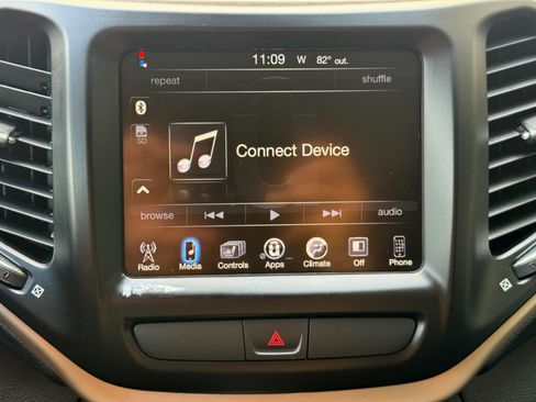 Used 2016 Jeep Cherokee Latitude w/ Cold Weather Group AWD/4WD image 23