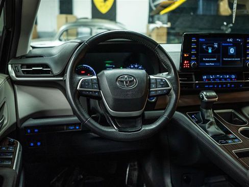 Used 2023 Toyota Sienna XLE image 17