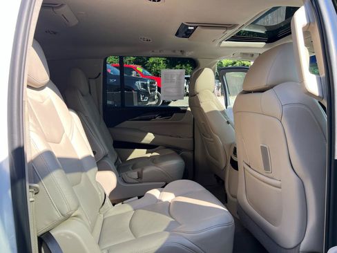 Used 2018 Cadillac Escalade ESV Premium Luxury AWD/4WD image 25