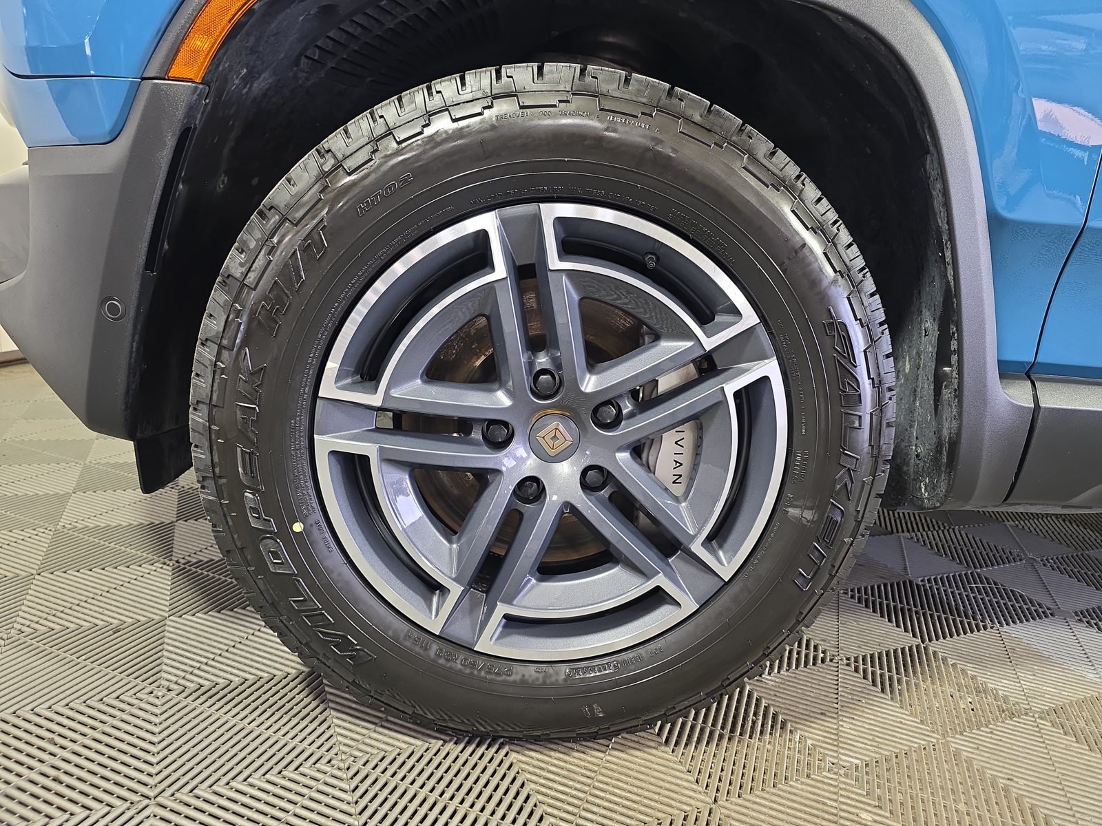 Used 2025 Rivian R1S Adventure Dual AWD/4WD image 9