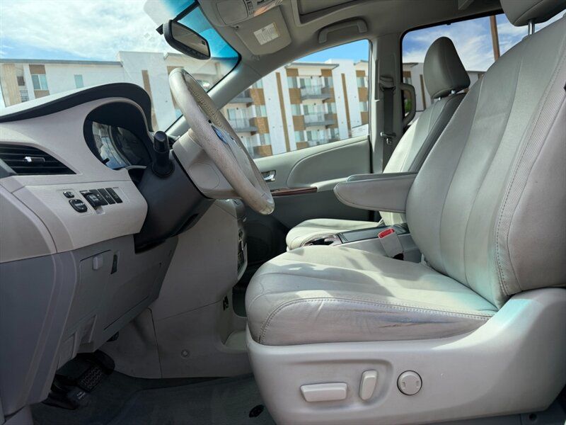 Used 2014 Toyota Sienna XLE w/ XLE Premium Package FWD image 16