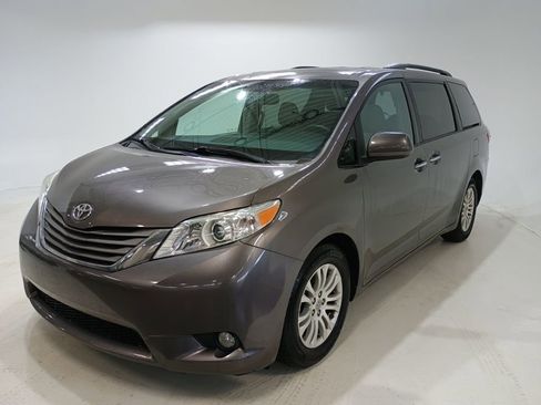 Used 2016 Toyota Sienna L image 3