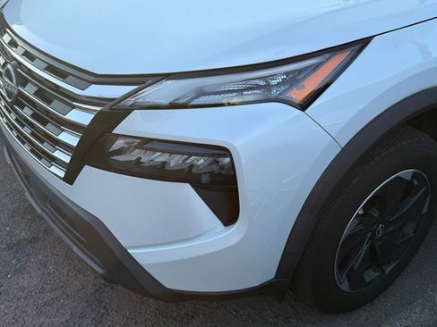 Used 2024 Nissan Rogue SV image 8