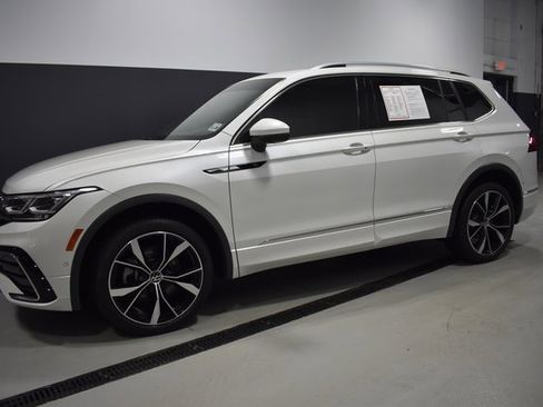 Used 2022 Volkswagen Tiguan SEL R-Line image 2