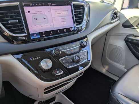 Used 2023 Chrysler Pacifica Touring-L image 20