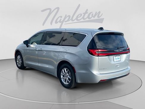 Used 2024 Chrysler Pacifica Touring-L FWD image 3