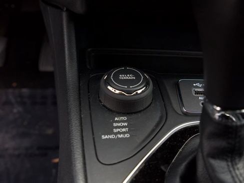 Used 2022 Jeep Cherokee Limited AWD/4WD image 23