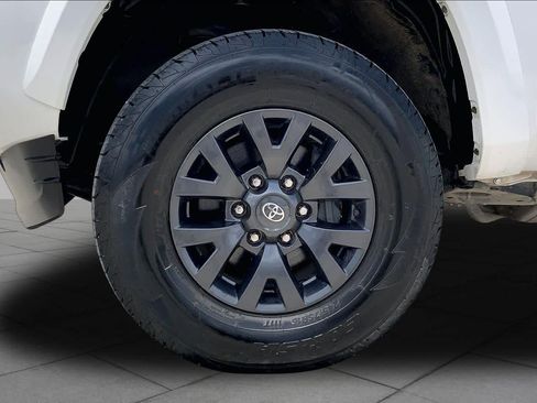 Used 2022 Toyota Tacoma SR5 AWD/4WD image 11