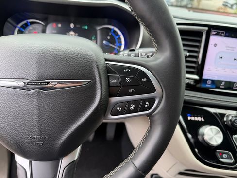 Used 2023 Chrysler Pacifica Touring-L FWD image 18