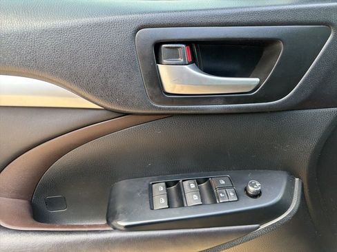 Used 2016 Toyota Highlander XLE AWD/4WD image 15