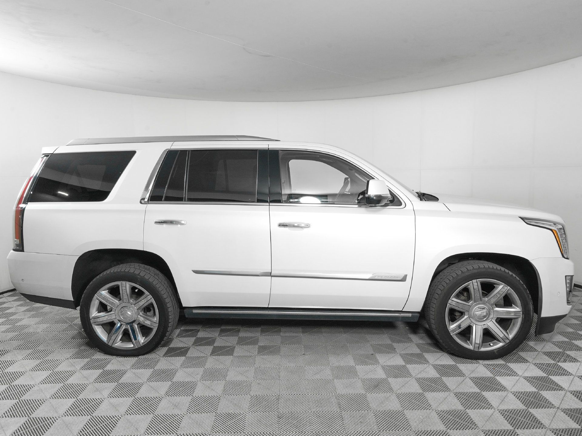 Used 2020 Cadillac Escalade Premium Luxury AWD/4WD image 4
