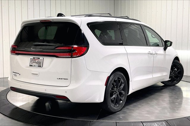 Used 2025 Chrysler Pacifica Limited FWD image 13