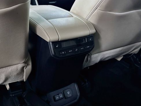 Used 2023 Toyota Highlander Platinum AWD/4WD image 30