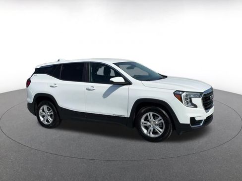 Used 2024 GMC Terrain SLE FWD image 2