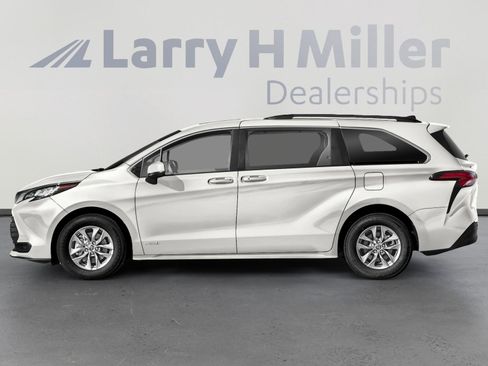 Used 2023 Toyota Sienna LE image 3