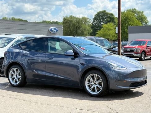 Used 2022 Tesla Model Y Long Range AWD/4WD image 25