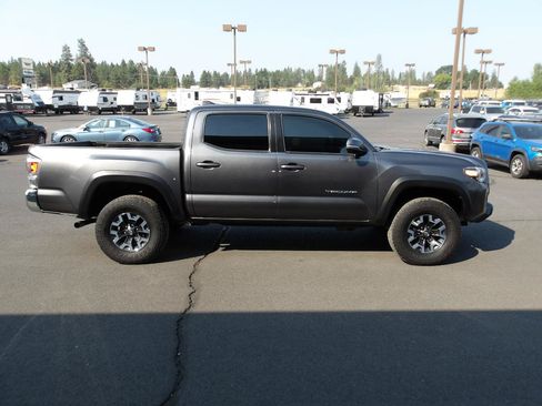 Used 2022 Toyota Tacoma TRD Off-Road AWD/4WD image 6