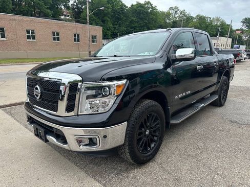 Used 2018 Nissan Titan SL AWD/4WD image 3