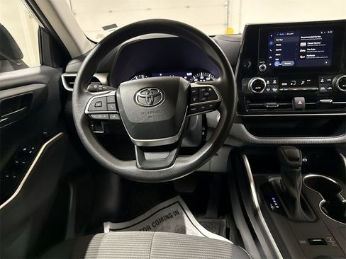 Used 2023 Toyota Highlander L image 19