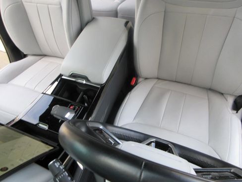 Used 2024 Land Rover Range Rover Sport SE image 12