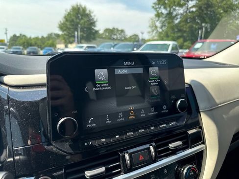 Used 2022 Nissan Pathfinder SL AWD/4WD image 17
