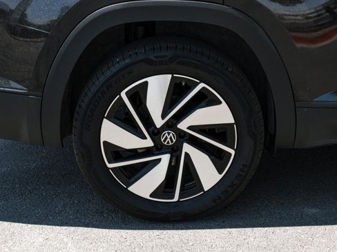 Used 2025 Volkswagen Atlas SE AWD/4WD image 4