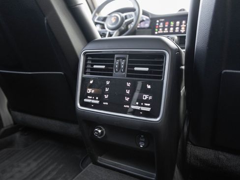 Used 2022 Porsche Cayenne Platinum Edition image 28