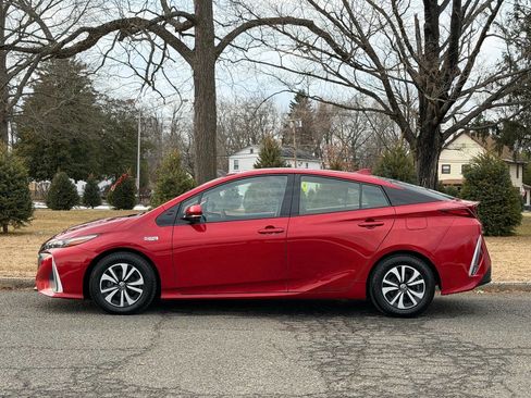 Used 2018 Toyota Prius Prime Plus image 2
