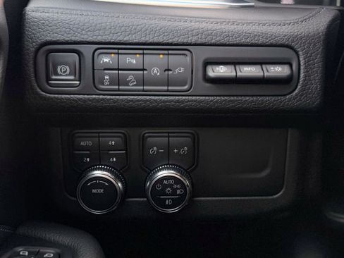 Used 2021 GMC Yukon XL Denali image 17