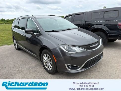 Used 2019 Chrysler Pacifica Touring-L FWD image 1