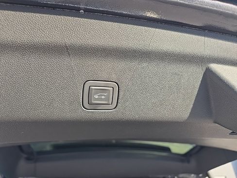 Used 2025 GMC Yukon XL AT4 w/ AT4 Premium Package image 6