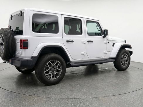 Used 2025 Jeep Wrangler Sahara image 9