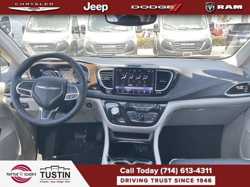 Used 2023 Chrysler Pacifica Limited FWD image 2