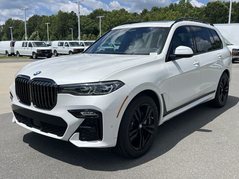 Used 2022 BMW X7 xDrive40i w/ M Sport Package AWD/4WD image 5