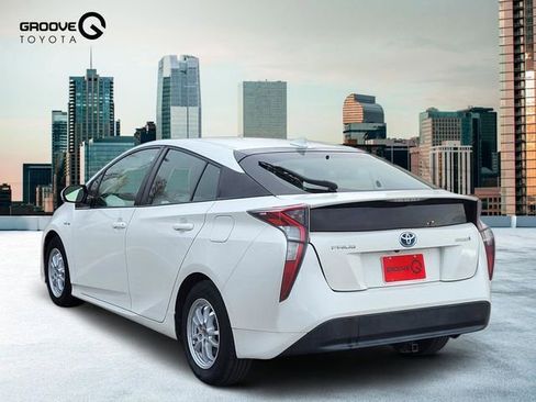 Used 2017 Toyota Prius Three image 3