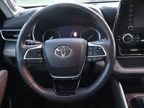 Used 2020 Toyota Highlander Limited FWD image 12