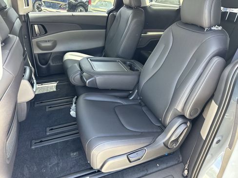 New 2026 Kia Carnival EX FWD image 14