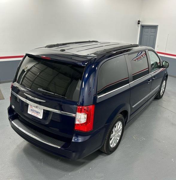Used 2013 Chrysler Town & Country Touring FWD image 5