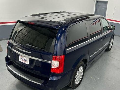 Used 2013 Chrysler Town & Country Touring image 5