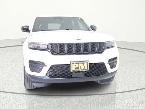 Used 2024 Jeep Grand Cherokee Altitude AWD/4WD image 2