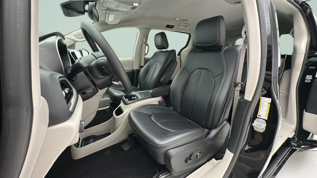 Used 2024 Chrysler Pacifica Touring-L FWD image 13