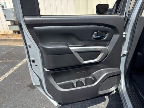Used 2019 Nissan Titan SV AWD/4WD image 32