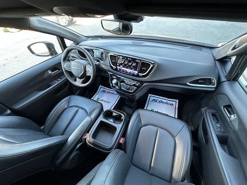 Used 2025 Chrysler Pacifica Select FWD image 11