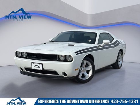 Used 2012 Dodge Challenger SXT image 1