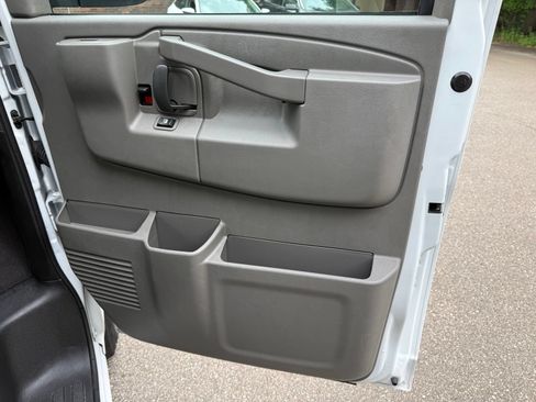 Used 2025 GMC Savana 3500 LT w/ LT Preferred Equipment Group RWD image 7