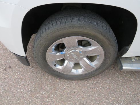 Used 2018 Chevrolet Suburban LT w/ LT Signature Package image 2