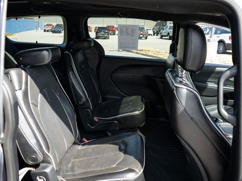 Used 2019 Chrysler Pacifica Limited w/ S Appearance Package FWD image 21